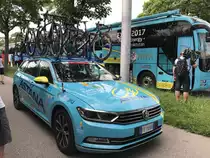 VW Begleitfahrzeug des Team Astana am 12.6.17 in Bern.
