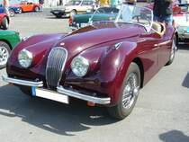 Jaguar XK120. 1948 - 1954. Hier wurde ein XK120 OTS abgelichtet. Das OTS steht für O pen 
T wo S eater. Im Laufe der Produktionszeit kam noch das Modell FHC und DHC hinzu. Der in maroon red lackierte XK120 entstammt dem Baujahr 1952. Er hat einen 6-Zylinderreihenmotor, der aus 3442 cm³ Hubraum 180 PS leistet. Je nach Achsübersetzung soll die Höchstgeschwindigkeit zwischen 180 km/h und 210 km/h liegen. British Cars & Motorcycles Meeting am 11.06.2017 in Krefeld.