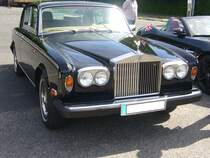 Rolls Royce Silver Shadow II. 1977 - 1980. Als Silver Shadow wurde dieses Modell bereits 1965 vorgestellt. Mit fast 29000 verkauften Fahrzeugen in beiden Baureihen, war der Silver Shadow bis in die 1980er Jahre der meist verkaufte Rolls Royce. Sein V8-motor hat einen Hubraum von 6750 cm³ und leistet 201 PS. British Cars & Motorcycles Meeting in Krefeld am 11.06.2017.
