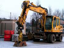 LIEBHERR-900Litronic; wartet am Bhf. Attnang-Puchheim auf weitere Einstze; 090108