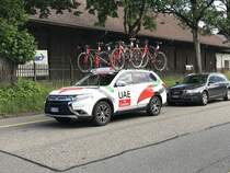 Mitsubishi Begleitfahrzeug des UAE Team Emirates am 12.6.17 beim verlassen des Zielgeländes in Bern.