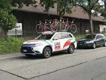 Mitsubishi Begleitfahrzeug des UAE Team Emirates am 12.6.17 beim verlassen des Zielgeländes in Bern.
