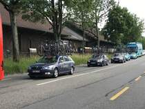 Skoda Begleitfahrzeuge des Aquablue Sport Teams und im Hintergrund Fahrzeuge des Team Astana am 12.6.17 in Bern.