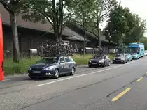 Skoda Begleitfahrzeuge des Aquablue Sport Teams und im Hintergrund Fahrzeuge des Team Astana am 12.6.17 in Bern.