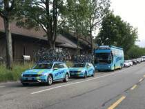 VW Begleitfahrzeuge und Teamcar des Team Astana am 12.6.17 in Bern.