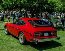 Datsun 280Z (Rückansicht) in Oldtimerzusatand aber in alltäglicher Nutzung, gesehen auf der XII. Lotus Retro Mobil Concours d´Elegance im Urpark des Lotus Hotels, Juni, 2017.
Das Auto wurde ursprünglich auf den US-markt gebaut (Siehe Stoßtange und die riesige Antene)