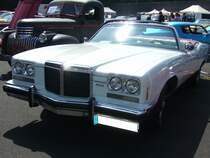 Pontiac Grand Ville Convertible des Modelljahres 1974. Von diesem Modell verkaufte die Pontiac Division im Jahr 1974 ziemlich genau 3000 Fahrzeuge. Das in cameo white lackierte Cabriolet hat einen V8-motor mit einem Hubraum von 7473 cm³ und leistet 215 PS. Mit dieser Leistung kann der Wagen eine Höchstgeschwindigkeit von 190 km/h erreichen. Laut Angabe des Eigentümers laufen dann aber auch bis zu 36 Liter Kraftstoff auf 100 km durch den Vierfachvergaser der Marke Rochester-Quadrajet. Primers 4th run in Krefeld am 25.05.2017.