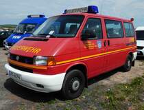 =VW T4 der Feuerwehr von Mühlheim/Main abgestellt auf dem Parkplatz der RettMobil 2017 in Fulda, Mai 2017