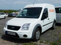 =Ford Tourneo Connect von MEDIROL abgestellt auf dem Parkplatz der RettMobil 2017 in Fulda, Mai 2017