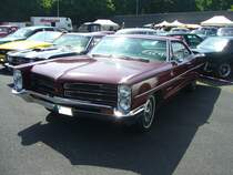 Pontiac Ventura Coupe des Modelljahres 1966. Im Jahr 1966 war die Pontiac Division mit fünf Modellreihen am Start. Grundmodell war der Catalina. Darüber rangierten der abgelichtete Ventura, der Star Chief, der Bonneville und als Spitzenmodell der Grand Prix. Der 
V8-motor hat einen Hubraum von 6374 cm³ und leistet 290 PS. Primers 4th run am 25.05.2017 in Krefeld.