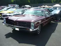 Pontiac Ventura Coupe des Modelljahres 1966. Im Jahr 1966 war die Pontiac Division mit fünf Modellreihen am Start. Grundmodell war der Catalina. Darüber rangierten der abgelichtete Ventura, der Star Chief, der Bonneville und als Spitzenmodell der Grand Prix. Der 
V8-motor hat einen Hubraum von 6374 cm³ und leistet 290 PS. Primers 4th run am 25.05.2017 in Krefeld.