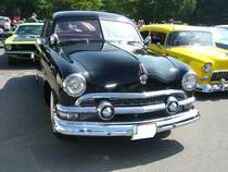 Ford DeLuxe twodoor Sedan des Modelljahres 1951. Die sogenannte Baureihe der  Shoebox  Ford wurde bereits 1949 vorgestellt und jedes Jahr ein wenig verändert. Der Wagen war mit zwei Motorisierungen lieferbar: 6-Zylinderreihenmotor mit 3702 cm³ Hubraum und 95 PS oder 
V8-motor mit 3915 cm³ Hubraum und 100 PS. Primers 4th run am 25.05.2017 in Krefeld.