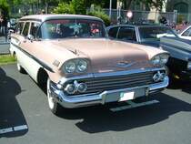 Chevrolet Series 1700/1800 Bel Air Nomad Wagon des Modelljahres 1958. Auch 1958 war die Bel Air Ausführung wieder das Spitzenmodell der Chevrolet Modellpalette. Ein solch luxuriös ausgestatteter Kombiwagen war ab 2728,00 US$ zu haben. Er war wahlweise mit einem 
6-Zylinderreihenmotor mit 145 PS aus 3857 cm³ Hubraum (Series 1700), oder einem V8-motor mit
185 PS aus 4635 cm³ Hubraum (Series 1800) lieferbar. Primers 4th run am 25.05.2017 in Krefeld.