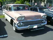 Chevrolet Series 1700/1800 Bel Air Nomad Wagon des Modelljahres 1958. Auch 1958 war die Bel Air Ausführung wieder das Spitzenmodell der Chevrolet Modellpalette. Ein solch luxuriös ausgestatteter Kombiwagen war ab 2728,00 US$ zu haben. Er war wahlweise mit einem 
6-Zylinderreihenmotor mit 145 PS aus 3857 cm³ Hubraum (Series 1700), oder einem V8-motor mit
185 PS aus 4635 cm³ Hubraum (Series 1800) lieferbar. Primers 4th run am 25.05.2017 in Krefeld.