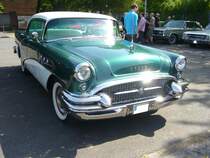 Buick Special 40 Riviera Hardtop Sedan des Modelljahres 1955. Der Special 40 war das Grundmodell des Buick Programms im Jahr 1955. Darüber rangierten der Super 50, der Century 60 und als Spitzenmodell der Roadmaster 70. Von dieser Karosserie- und Ausstattungsvariante verkaufte Buick 1955 155818 Fahrzeuge. Der Grundspreis lag bei US$ 2332,00 US$. Motorisiert ist dieser Wagen mit einem V8-motor, der aus 4324 cm³ Hubraum 188 PS leistet. Primers 4th run am 25.05.2017 in Krefeld.
