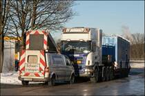 Schwertransport: Scania R500 V8, beladen mit einen Container(?), macht mit dem Begleitfahrzeug pause auf dem Rasthof Sauerland-West. Whrend sich die beiden Mitarbeiter des Begleitfahrzeuges ein paar Brote zusich nehmen, liet der Fahrer, in entspannter Position, ein Buch. (08.01.2009)