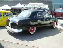 Profilansicht eines Ford DeLuxe twodoor Sedan des Modelljahres 1951. Primers 4th run am 25.05.2017 in Krefeld.