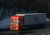 Dieser DAF XF105.460  SuperSpaceCab  von PacLease (vorher TCH) ist am 08.01.2009 in Richtung Sden unterwegs. Der Fahrer hat sich einige  Wimpel  an die Frontscheibe gehngt.