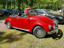 Ein Käfer Cabrio stand am 8.5.16 in Krefeld an der Rennbahn.