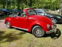 Ein Käfer Cabrio stand am 8.5.16 in Krefeld an der Rennbahn.