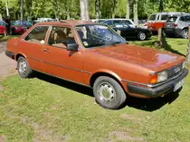 Auch ein Audi 80 stand in Krefeld an der Rennbahn, 8.5.16.