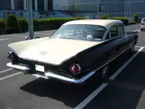 Heckansicht eines Buick LeSabre Series 4400 Sedan des Modelljahres 1960. Wenn man sich auch das vorherige Bild von der Frontansicht ansieht, wird man feststellen, das die Designer von Buick es fertigbrachten dem Wagen vorne und hinten Flossen zu  verpassen . Primers 4th run am 25.05.2017 in Krefeld.