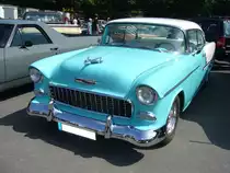 Chevrolet Series 2400C Bel Air Sedan des Modelljahres 1955. 1955 wurden die ersten Modelle der legendären Tri-Chevy Modelle vorgestellt. Für ein solches im Farbton seamist green lackierten Sedan (zweitürige Limousine) mußte man mindestens US$ 1888,00 auf die Theke des Chevrolet-Dealers legen. Wahlweise waren ein 6-Zylinderreihenmotor mit einem Hubraum von 3857 cm³ und 123 PS oder der V8-motor mit einem Hubraum von 4340 cm³ und 162 PS lieferbar. Primers 4th run am 25.05.2017 in Krefeld.