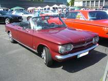 Chevrolet Corvair Monza Spyder des Modelljahres 1964. Der Corvair Monza Spyder war eines der ersten Automobile, die mit einem Abgasturbolader ausgerüstet wurden. Der im Heck verbaute 
6-Zylinderboxermotor hat einen Hubraum von 2376 cm³ und leistet 152 PS. Primers 4th run am 25.05.2017 in Krefeld. 