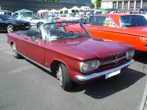 Chevrolet Corvair Monza Spyder des Modelljahres 1964. Der Corvair Monza Spyder war eines der ersten Automobile, die mit einem Abgasturbolader ausgerüstet wurden. Der im Heck verbaute 
6-Zylinderboxermotor hat einen Hubraum von 2376 cm³ und leistet 152 PS. Primers 4th run am 25.05.2017 in Krefeld. 