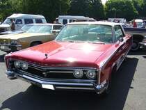 Chrysler 300 fourdoor Hardtop Sedan des Modelljahres 1966. Der Chrysler 300 konnte im Modelljahr 1966 als zwei- und viertüriges Faux-Cabriolet (Coupe), als Convertible (Cabriolet) und als zwei- oder viertüriges Hardtopmodell (Limousine) bestellt werden. Der
V8-motor hat einen Hubraum von 6279 cm³ und leistet 326 PS. Primers 4th run am 25.05.2017 in Krefeld.