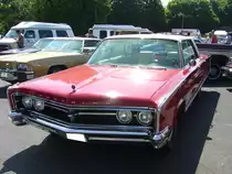 Chrysler 300 fourdoor Hardtop Sedan des Modelljahres 1966. Der Chrysler 300 konnte im Modelljahr 1966 als zwei- und viertüriges Faux-Cabriolet (Coupe), als Convertible (Cabriolet) und als zwei- oder viertüriges Hardtopmodell (Limousine) bestellt werden. Der
V8-motor hat einen Hubraum von 6279 cm³ und leistet 326 PS. Primers 4th run am 25.05.2017 in Krefeld.