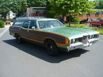 Ford LTD Country Squire von 1971. Dieses riesige Kombimodell war in etlichen Motorisierungsvarianten vom 6-Zylinderreihenmotor bis zum 7.0l V8-motor lieferbar. Primers 4th run am 25.05.2017 in Krefeld.