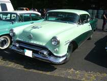 Oldsmobile 98 deLuxe Holiday Hardtop Coupe des Modelljahres 1954. Die Ninety-Eight Modelle war das Spitzenmodell des Modelljahres 1954. Darunter rangierten der Super 88 und der 88. Dieser im Farbton glacier green lackierte Wagen hat einen V8-motor mit einem Hubraum von 5307 cm³ und leistet 170 PS. Primers 4th run am 25.05.2017 in Krefeld.