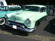 Oldsmobile 98 deLuxe Holiday Hardtop Coupe des Modelljahres 1954. Die Ninety-Eight Modelle war das Spitzenmodell des Modelljahres 1954. Darunter rangierten der Super 88 und der 88. Dieser im Farbton glacier green lackierte Wagen hat einen V8-motor mit einem Hubraum von 5307 cm³ und leistet 170 PS. Primers 4th run am 25.05.2017 in Krefeld.