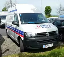 =VW T5 in Hochdachausführung abgestellt auf dem Parkplatz der RettMobil 2017 in Fulda, Mai 2017