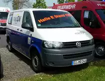 =VW T 5 von  med DV  abgestellt auf dem Parkplatz der RettMobil 2017 in Fulda, Mai 2017
