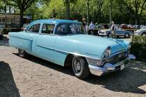 Ein Packard Clipper Deluxe auf dem Oldtimer-Treffen an der Rennbahn in Krefeld, 8.5.16