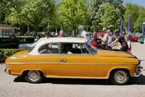 Borgward Isabella sucht weiter nach einem Parkplatz auf dem Oldtimer-Treffen an der Rennbahn in Krefeld, 8.5.16