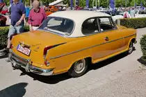 Borgward Isabella sucht weiter nach einem Parkplatz auf dem Oldtimer-Treffen an der Rennbahn in Krefeld, 8.5.16