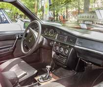 Innenraum eines MB 190E. Drehzahlmesser war damals kein Teil der Serienausstattung! Das Auto wurde auf der XII. Lotus Retro Mobil Concours d´Elegance im Urpark des Lotus Hotels ausgestellt , Juni, 2017.