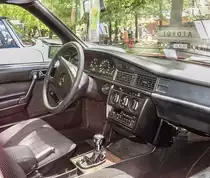 Innenraum eines MB 190E. Drehzahlmesser war damals kein Teil der Serienausstattung! Das Auto wurde auf der XII. Lotus Retro Mobil Concours d´Elegance im Urpark des Lotus Hotels ausgestellt , Juni, 2017.