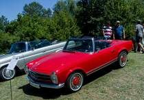Mercedes-Benz W113 Pagode. Das Auto wurde auf der XII. Lotus Retro Mobil Concours d´Elegance im Urpark des Lotus Hotels ausgestellt , Juni, 2017.