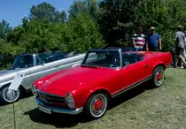 Mercedes-Benz W113 Pagode. Das Auto wurde auf der XII. Lotus Retro Mobil Concours d´Elegance im Urpark des Lotus Hotels ausgestellt , Juni, 2017.
