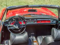 Innenraum des Mercedes-Benz W113 Pagode. Das Auto wurde auf der XII. Lotus Retro Mobil Concours d´Elegance im Urpark des Lotus Hotels ausgestellt , Juni, 2017.