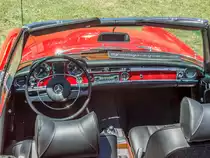 Innenraum des Mercedes-Benz W113 Pagode. Das Auto wurde auf der XII. Lotus Retro Mobil Concours d´Elegance im Urpark des Lotus Hotels ausgestellt , Juni, 2017.