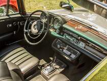 Eine alte  S-Klasse : Mercedes-Benz W108 Cabriolet interieur. Das Auto wurde auf der XII. Lotus Retro Mobil Concours d´Elegance im Urpark des Lotus Hotels ausgestellt , Juni, 2017.