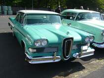 Edsel Pacer Series B fourdoor Sedan des Modelljahres 1958. Das Jahr 1958 war das zweite Modelljahre der neuen Ford-Division Edsel. Die Modellreihen hießen Series A Ranger, Series B Pacer Series B und Series B Citation. Dieser im Farbton ice green lackierte Edsel hat einen 
V8-motor, der aus einem Hubraum von 6416 cm³ 345 PS leistet. Primers 4th run am 25.05.2017 in Krefeld.