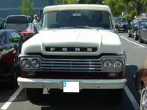 Ford F100 des Modelljahres 1959. Im Modelljahr 1959 war der F100 zum ersten Mal auch mit Allradantrieb lieferbar. Der Kunde konnte zwischen zwei Motorisierungen wählen:
6-Zylinderreihenmotor mit einem Hubraum von 3654 cm³ und 147 PS oder einem V8-motor mit 4785 cm³ Hubraum und 193 PS. Primers 4th run am 25.05.2017 in Krefeld.