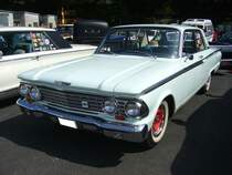 Ford Fairlane 500 des Modelljahres 1962. Das Mittelklassemodell Fairlane war als zwei- und viertürige Limousine und als Station Wagon genannter Kombiwagen lieferbar. Es standen folgende Motorisierungen zur Auswahl: 6-Zylinderreihenmotor mit einem Hubraum von 3654 cm³ und 138 PS, sowie zwei V8 Motoren mit 3621 cm³ und 145 PS oder 4260 cm³ Hubraum mit 164 PS. Primers 4th run am 25.05.2017 in Krefeld.