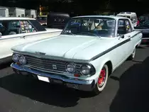 Ford Fairlane 500 des Modelljahres 1962. Das Mittelklassemodell Fairlane war als zwei- und viertürige Limousine und als Station Wagon genannter Kombiwagen lieferbar. Es standen folgende Motorisierungen zur Auswahl: 6-Zylinderreihenmotor mit einem Hubraum von 3654 cm³ und 138 PS, sowie zwei V8 Motoren mit 3621 cm³ und 145 PS oder 4260 cm³ Hubraum mit 164 PS. Primers 4th run am 25.05.2017 in Krefeld.